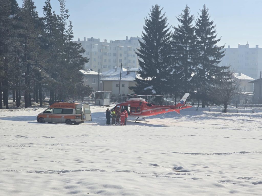 За първи път медицински хеликоптер кацна в Разлог, спасява живота на турист, паднал от тераса - МБАЛ Разлог