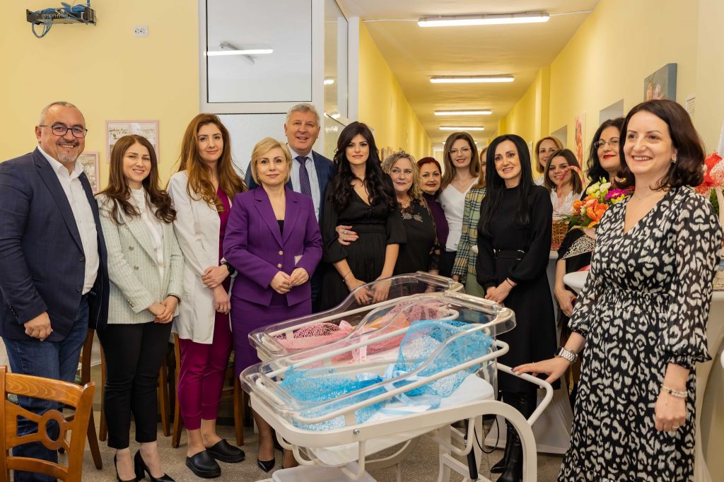 Болницата в Разлог посрещна скъпи гости за Деня на родилната помощ, фотокартина с 66 усмихнати бебета от Разлог ще краси Родилно отделение - МБАЛ Разлог