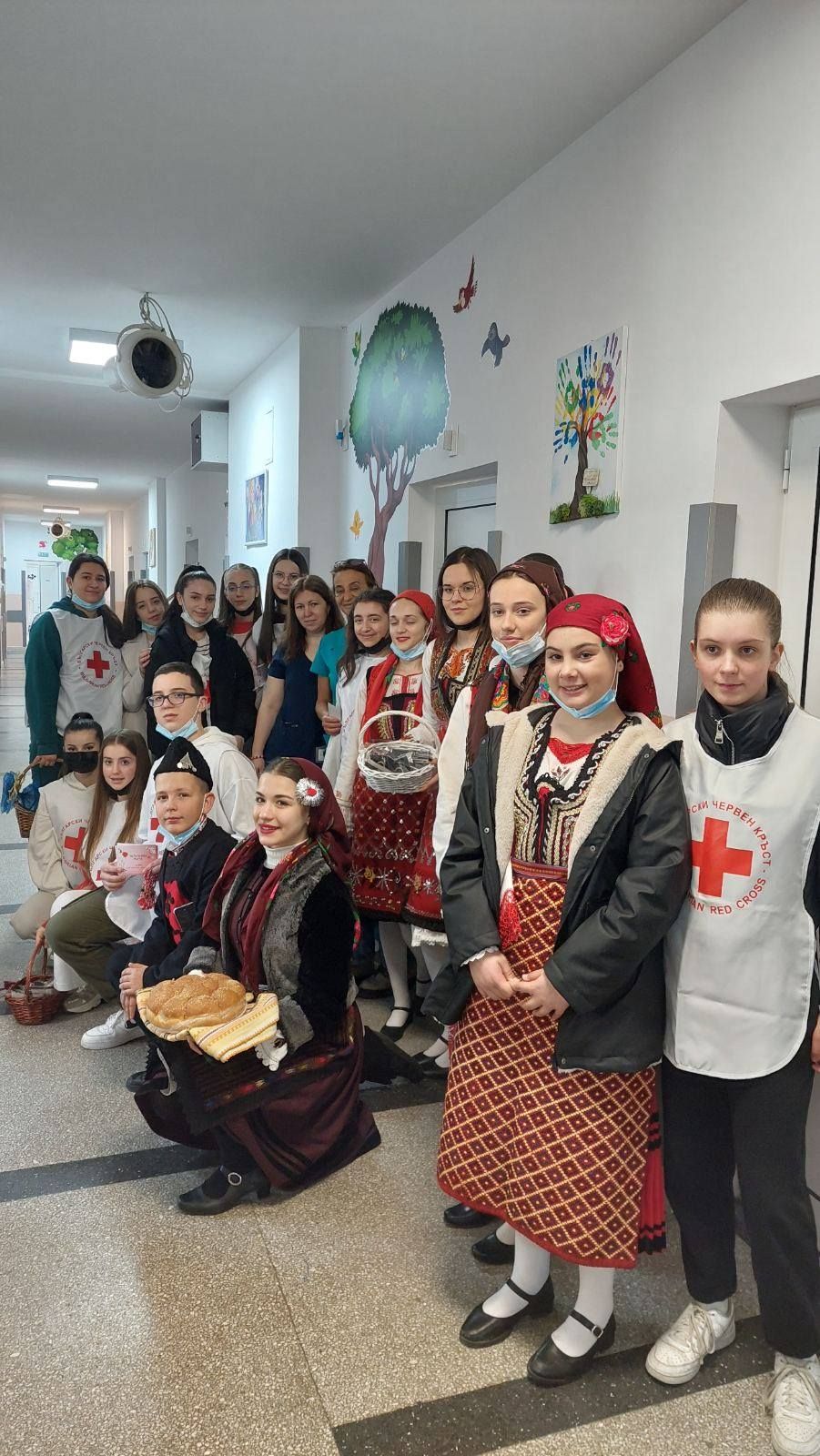 Посланици на Баба Марта вързаха  мартенички в болницата в Разлог  - МБАЛ Разлог